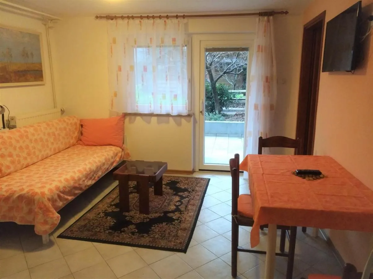 Za vrati apartmaja Elen: dnevna soba s kavčem
