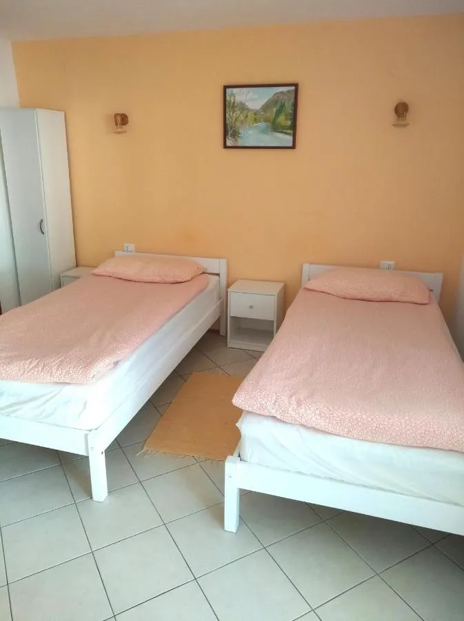 Za vrati sobe Milu: dve enojni postelji