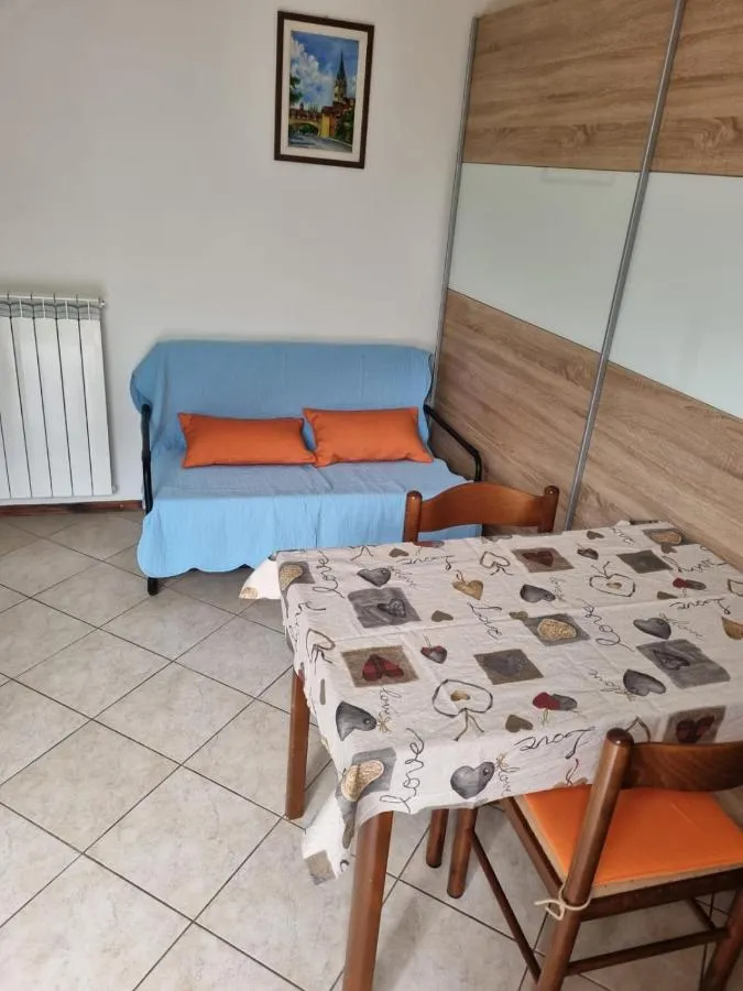 Za vrati apartmaja ob reki: dnevni prostor z modrim kavčem